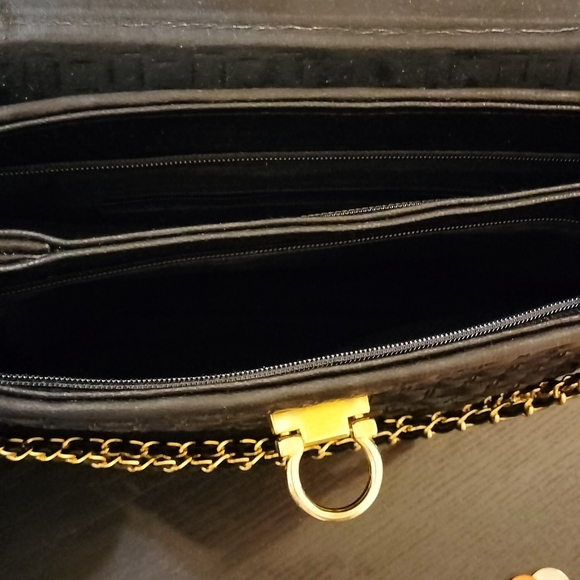 Black woven purse with gold chain - Picture 3 of 4